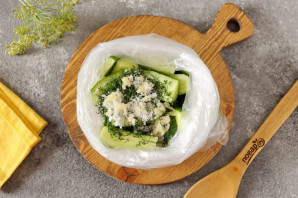 Маринованные огурцы в пакете с уксусом