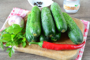 Малосольные огурцы с перцем чили Малосольные огурцы с перцем чили