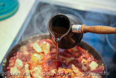 Тушеная фасоль со свининой, копченостями и кофе