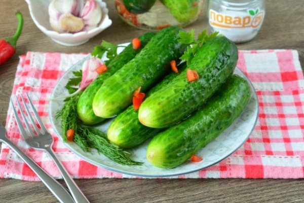 Малосольные огурцы с перцем чили Малосольные огурцы с перцем чили