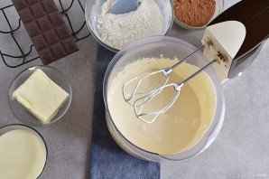 Клубничный торт с шоколадным кремом и глазурью Клубничный торт с шоколадным кремом и глазурью