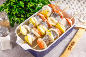 Шашлык из рыбы с яблоками