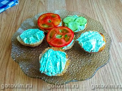 Булочки с творогом, зеленью и овощами для завтрака