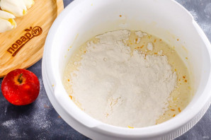 Шарлотка с яблоками и мандаринами Шарлотка с яблоками и мандаринами