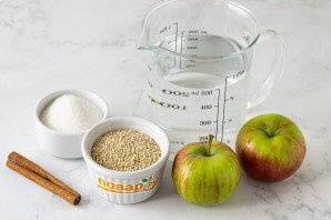 Компот из киноа с яблоком и корицей