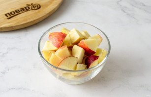 Компот из киноа с яблоком и корицей