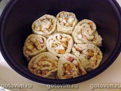Булочки-завитки с яблоками в мультиварке