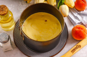 Пирог с клубникой и персиками