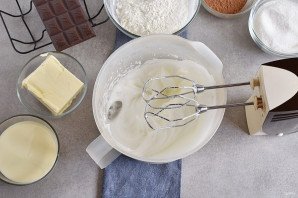 Клубничный торт с шоколадным кремом и глазурью Клубничный торт с шоколадным кремом и глазурью