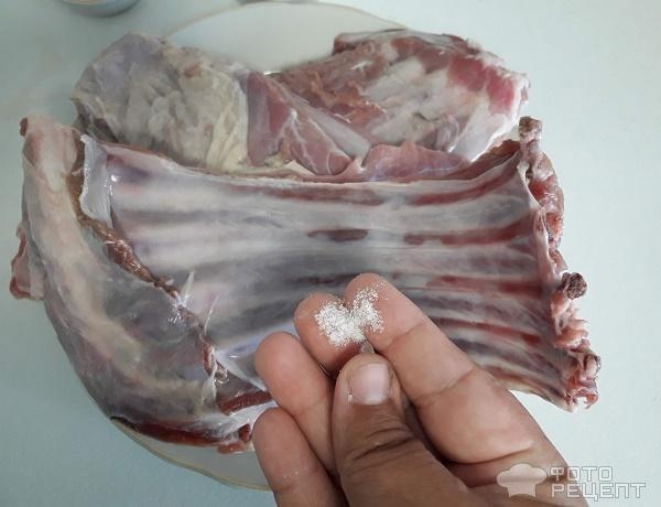 Рецепт: Барашек на подушке из розмарина и мяты - Рёбрышки барашка на подушке из розмарина и мяты Запечённый в духовку