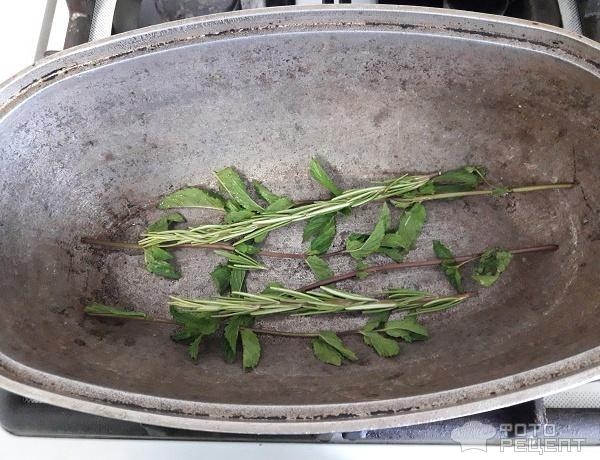 Рецепт: Барашек на подушке из розмарина и мяты - Рёбрышки барашка на подушке из розмарина и мяты Запечённый в духовку