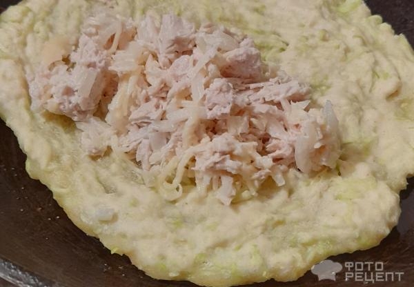 Рецепт: Чебуреки из кабачков - Супер-рецепт! Чебуреки с индейкой и сыром. Из кабачкового теста - полезно и оригинально!