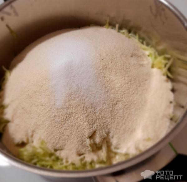 Рецепт: Чебуреки из кабачков - Супер-рецепт! Чебуреки с индейкой и сыром. Из кабачкового теста - полезно и оригинально!