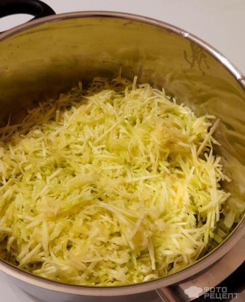 Рецепт: Чебуреки из кабачков - Супер-рецепт! Чебуреки с индейкой и сыром. Из кабачкового теста - полезно и оригинально!