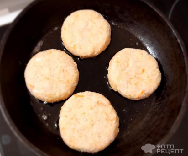 Рецепт: Котлеты из индейки - Детские котлетки из индейки, нежные, с сыром и картофелем.