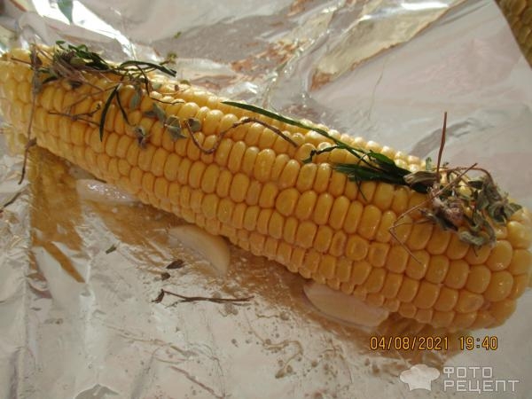 Рецепт: Кукуруза запеченная в духовке - в фольге с чесноком и травами