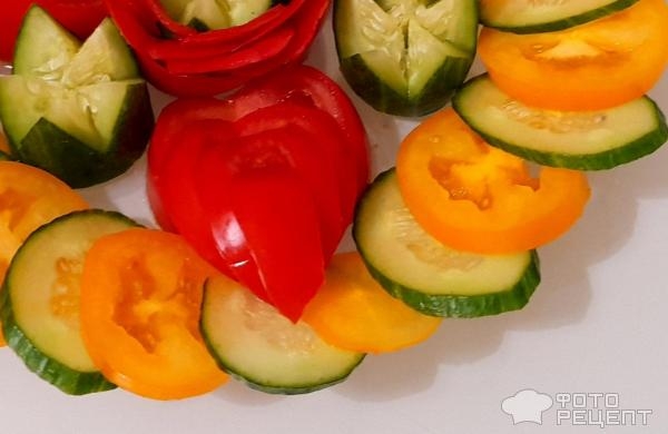 Рецепт: Овощная нарезка - Нарезать овощи просто красиво (без инструментов для карвинга), сделать розочку из помидора? Проще простого!