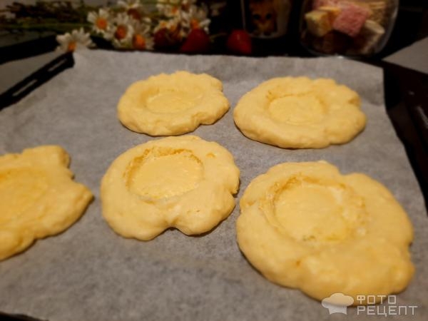 Рецепт: Ватрушки из творожного теста с клубникой - В духовке.