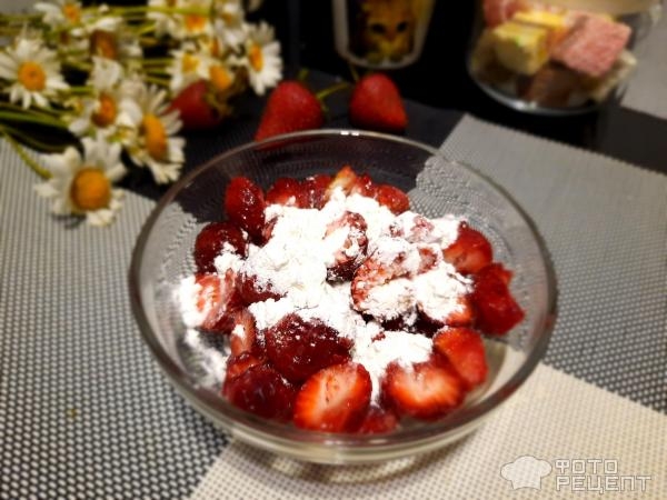 Рецепт: Ватрушки из творожного теста с клубникой - В духовке.