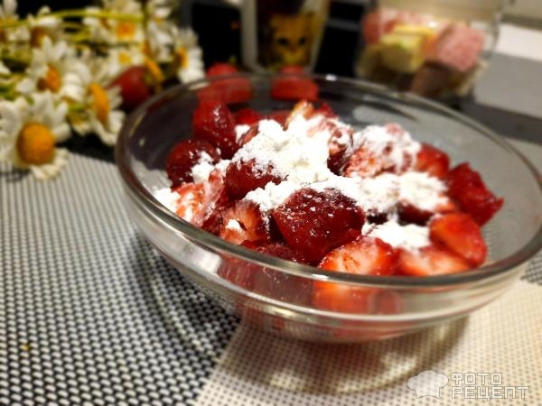 Рецепт: Ватрушки из творожного теста с клубникой - В духовке.