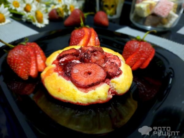 Рецепт: Ватрушки из творожного теста с клубникой - В духовке.