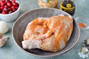 Курица с кизилом в духовке