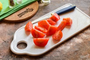 Салат с ветчиной, помидорами и базиликом