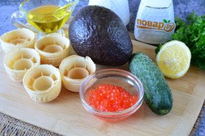 Тарталетки с икрой и авокадо