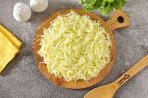 Рулет из кабачков с семгой и сыром