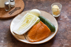 Салат с копченой курицей и огурцом Салат с копченой курицей и огурцом