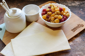 Круассаны с малиной