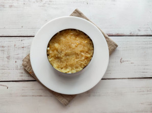 Слоеный салат с копченой рыбой