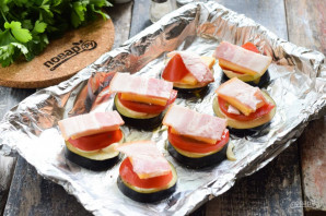 Баклажаны запеченные с сыром, помидорами и беконом Баклажаны запеченные с сыром, помидорами и беконом