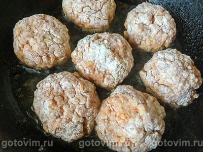 Тефтели с рисом и болгарским соусом лютеница Тефтели с рисом и болгарским соусом лютеница