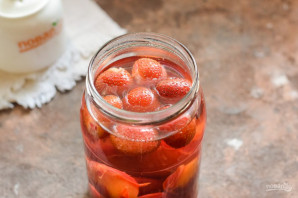 Компот из клубники и сливы на зиму