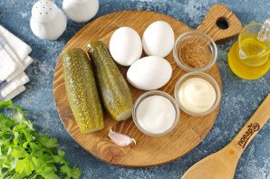 Салат с маринованными огурцами и яйцами Салат с маринованными огурцами и яйцами