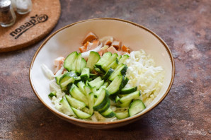 Салат с копченой курицей и огурцом Салат с копченой курицей и огурцом