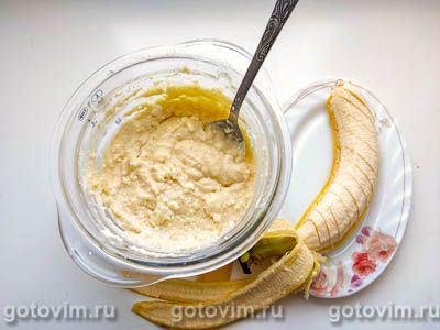 Заливной творожный пирог с бананами