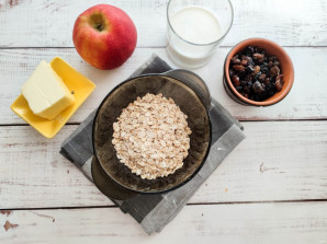 Овсяная каша с яблоком и изюмом