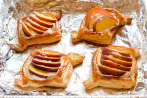 Слойки с творогом и персиками Слойки с творогом и персиками