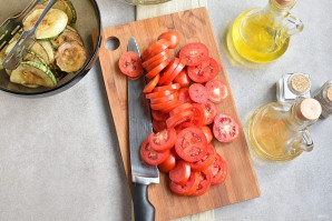 Салат из кабачков и помидоров Салат из кабачков и помидоров