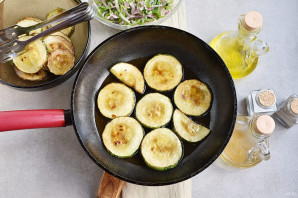 Салат из кабачков и помидоров Салат из кабачков и помидоров