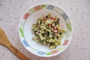 Салат "Лаура" с крабовыми палочками и яблоком Салат "Лаура" с крабовыми палочками и яблоком