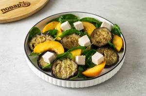 Салат из баклажанов, феты и персиков