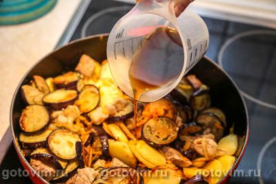 Рагу из свинины с жареными баклажанами и картофелем в соевом соусе