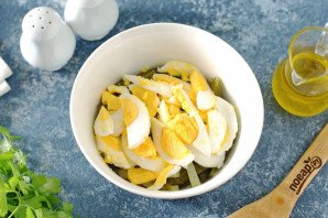 Салат с маринованными огурцами и яйцами Салат с маринованными огурцами и яйцами