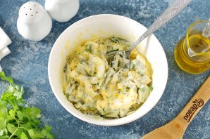 Салат с маринованными огурцами и яйцами Салат с маринованными огурцами и яйцами