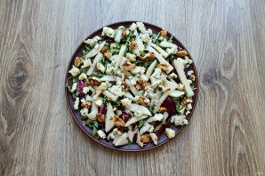 Салат с сыром с плесенью и грушей