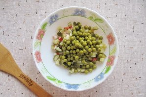 Салат "Лаура" с крабовыми палочками и яблоком Салат "Лаура" с крабовыми палочками и яблоком