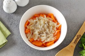Маринованный лук с морковью быстрого приготовления